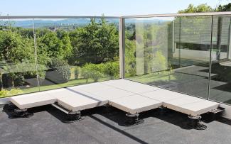 Apart from the low intrinsic weight, there are other advantages to installing the slabs on pedestals: clean joints, reliable drainage and good aeration. Terrace with concrete slabs on Elefeet® pedestals